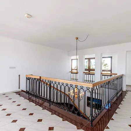 Mountain/sea View 6 Bedroom In Chirokitia *